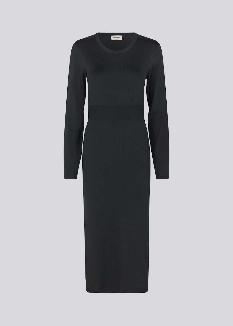 Midi-kjole i mørkeblå i strikket kvalitet med tætsiddende pasform. BilgeMD dress har en rund hals, lange ærmer, ribstrikket detalje ved taljen samt slids i den ene side.
