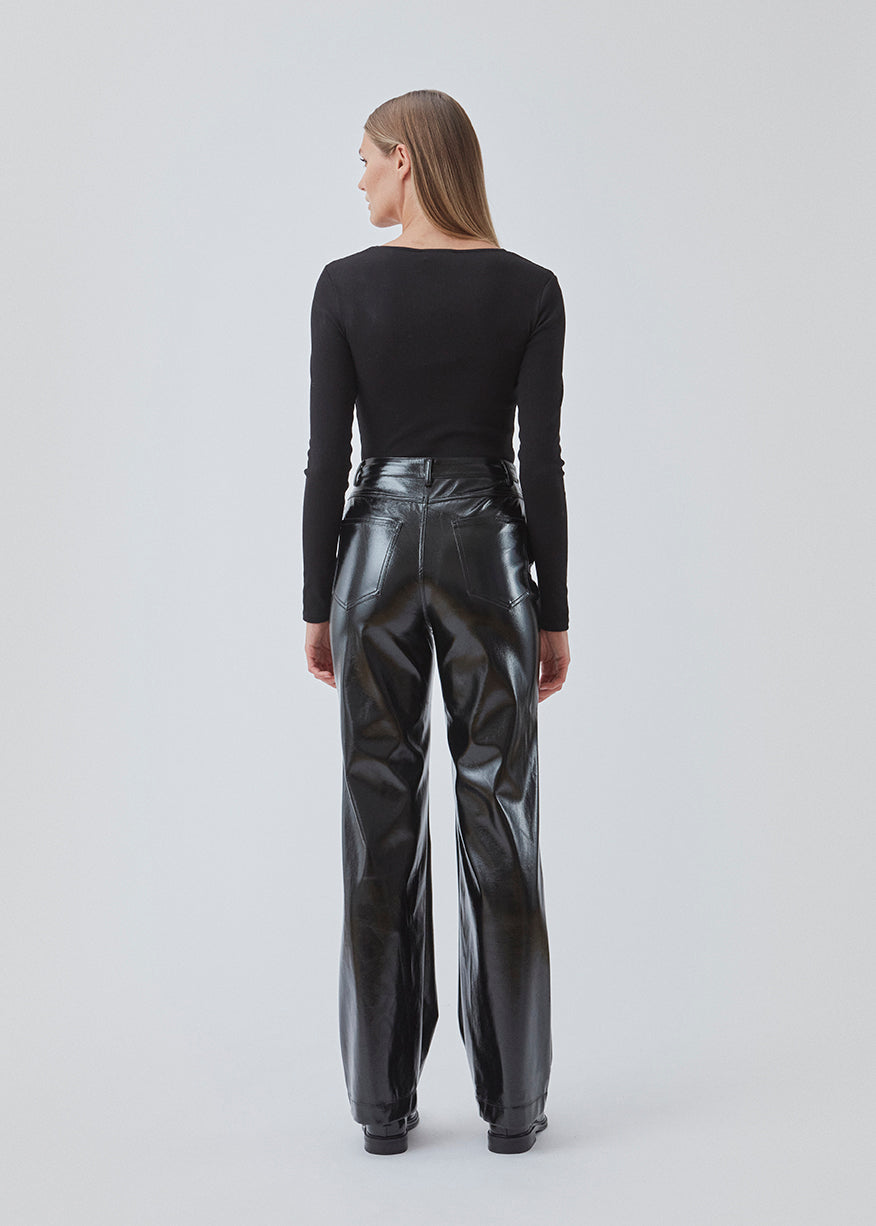 Bukser med lige, brede ben i skinnende imiteret skind. BillMD pants har en mellemhøj talje, bæltestropper og fem lommer.