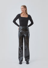 Bukser med lige, brede ben i skinnende imiteret skind. BillMD pants har en mellemhøj talje, bæltestropper og fem lommer.
