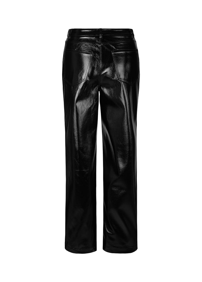 Bukser med lige, brede ben i skinnende imiteret skind. BillMD pants har en mellemhøj talje, bæltestropper og fem lommer.