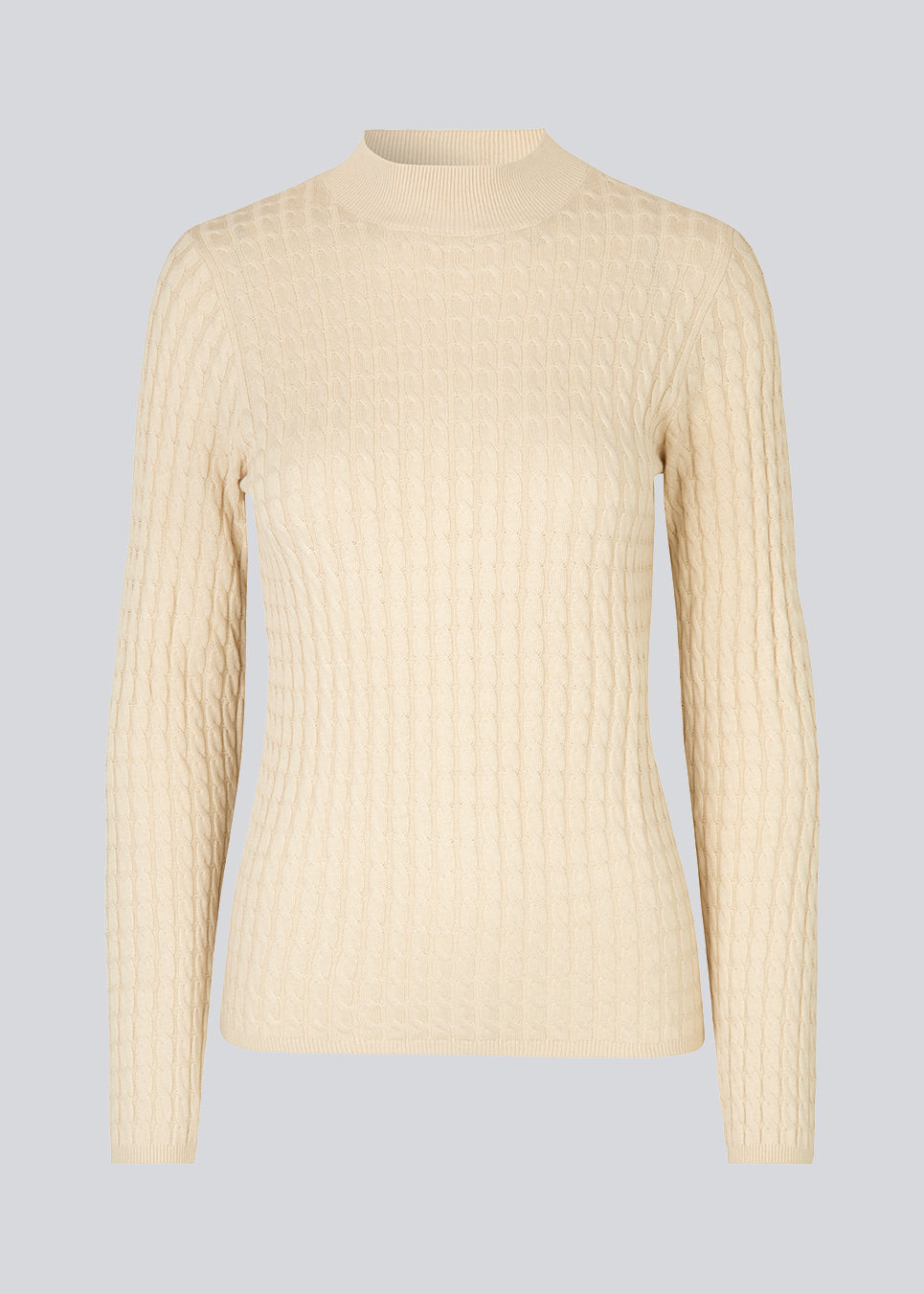 Striktrøje i beige i fint kabelstrik med kropsnær pasform. BimoMD t-neck har en lav krave, lange ærmer og ribstrikkede kanter.
