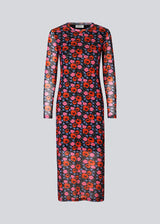 Kjole i blomsterprintet mesh med lange ærmer og tætsiddende pasform. BinnaMD print dress har rund hals og transparente ærmer. Kroppen er foret.