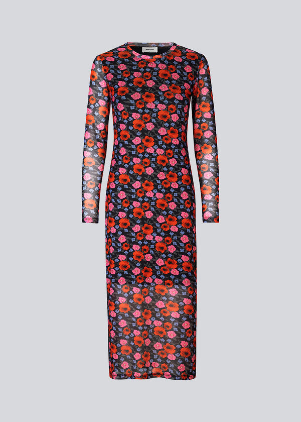 Kjole i blomsterprintet mesh med lange ærmer og tætsiddende pasform. BinnaMD print dress har rund hals og transparente ærmer. Kroppen er foret.