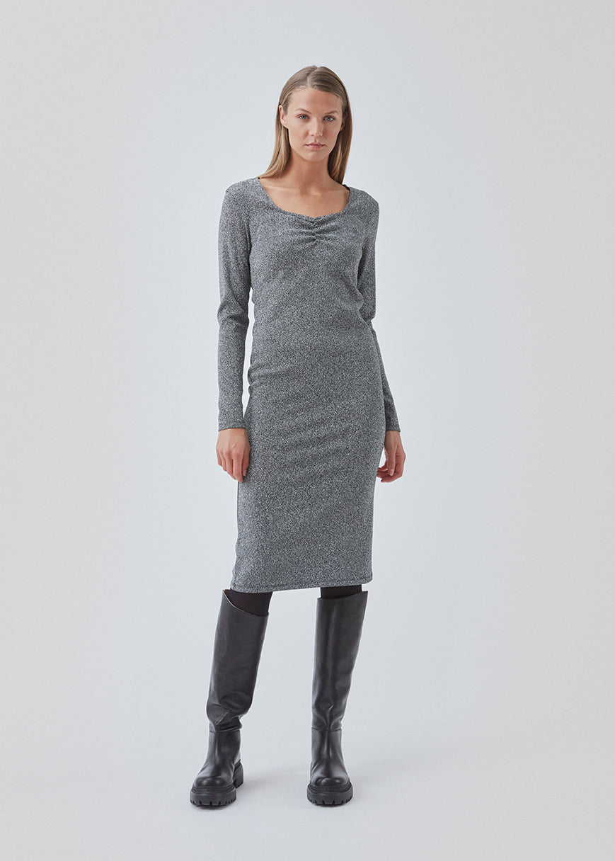 Smal, knælang kjole i metallisk kvalitet. BirkeMD dress har en hjerteformet udskæring i halsen med rynkedetalje og lange ærmer.
