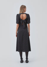 Knælang kjole med trykt mønster i et genanvendt materiale. BixMD print dress har dyb v-udskæring og slå om-forstykke med bredt bindebånd i taljen. Lange ærmer med vidde. Med for.