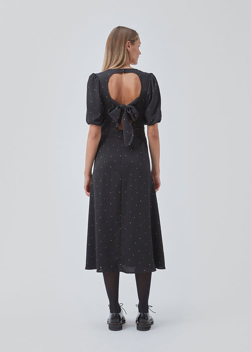 Knælang kjole med trykt mønster i et genanvendt materiale. BixMD print dress har dyb v-udskæring og slå om-forstykke med bredt bindebånd i taljen. Lange ærmer med vidde. Med for.