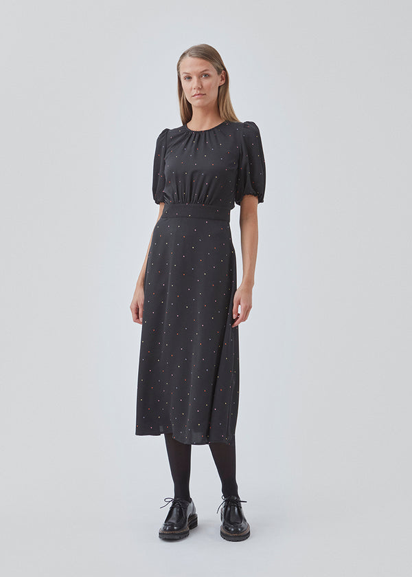 Knælang kjole med trykt mønster i et genanvendt materiale. BixMD print dress har dyb v-udskæring og slå om-forstykke med bredt bindebånd i taljen. Lange ærmer med vidde. Med for.