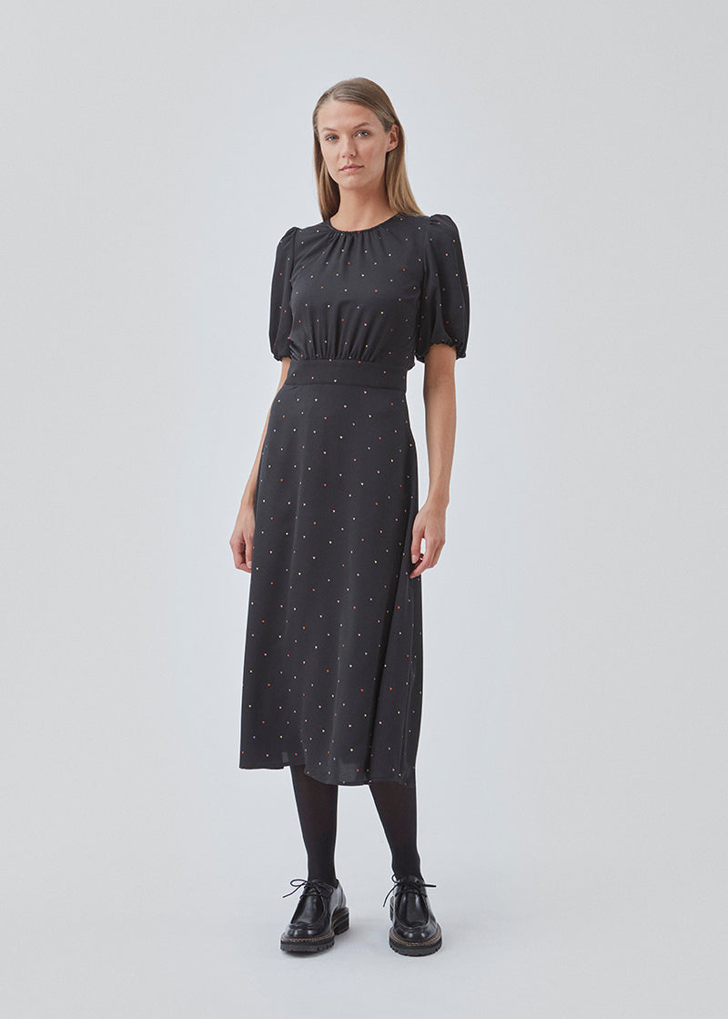 Knælang kjole med trykt mønster i et genanvendt materiale. BixMD print dress har dyb v-udskæring og slå om-forstykke med bredt bindebånd i taljen. Lange ærmer med vidde. Med for.