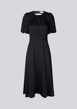 Knælang kjole med trykt mønster i et genanvendt materiale. BixMD print dress har dyb v-udskæring og slå om-forstykke med bredt bindebånd i taljen. Lange ærmer med vidde. Med for.
