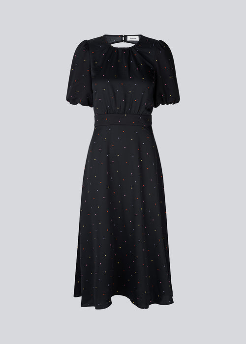 Knælang kjole med trykt mønster i et genanvendt materiale. BixMD print dress har dyb v-udskæring og slå om-forstykke med bredt bindebånd i taljen. Lange ærmer med vidde. Med for.