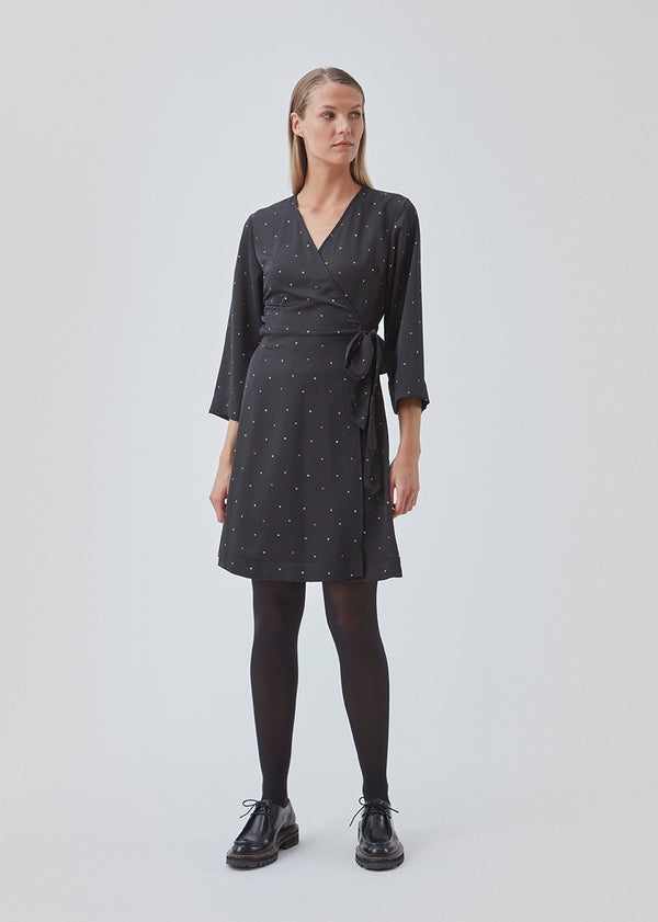 Kort kjole med slå om-effekt. BixMD print wrap dress har 3/4 lange ærmer med vidde, v-udskæring i halsen og tyndt bindebælte i taljen.