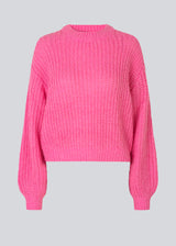 Ribstrikket trøje i pink i blød kvalitet med indvævet uld og alpaka samt en metallisk tråd. BlakelyMD o-neck har en afslappet pasform med rund hals, lav skuldersøm og lange ballonærmer.