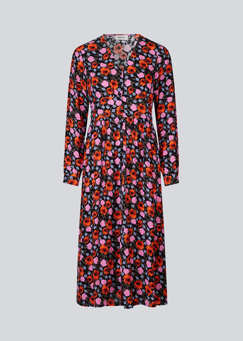 BonMD long print dress har v-udskæring med knaplukning fortil. BonMD long print dress har en smal talje, som giver en flot silhuet. Kvaliteten er en EcoVero viskose.