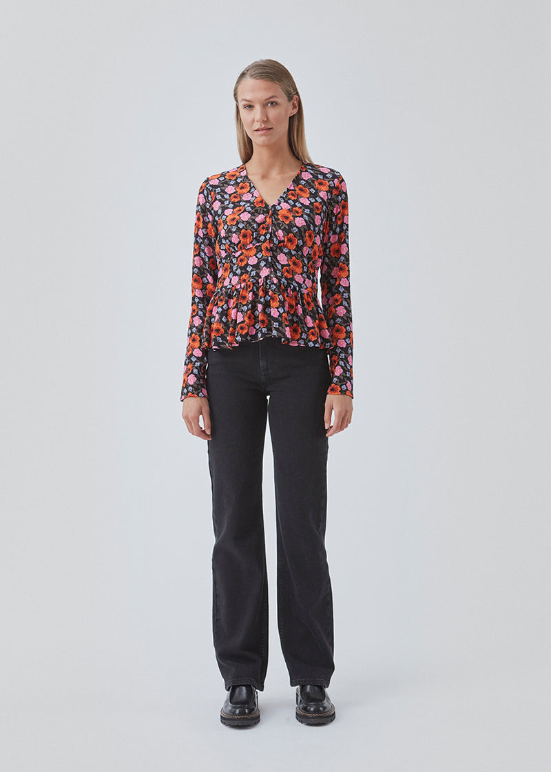 BonMD print top har v-udskæring med knaplukning fortil og skæring i taljen med peplum. Lange, smalle ærmer.