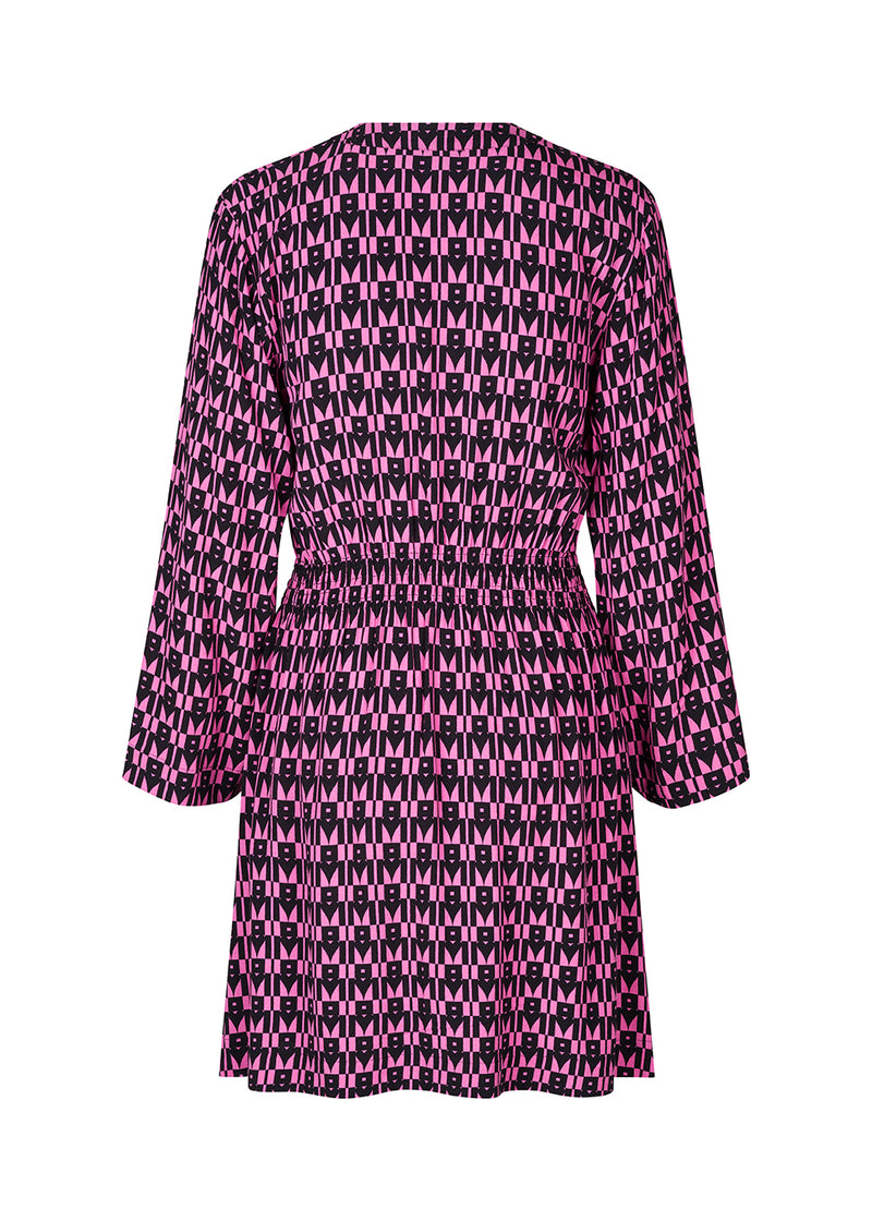 Kort kjole i farven: Graphic Heart Cosmos Pink, i mere ansvarlig kvalitet med print. BorysMD print dress har dyb v-udskæring med knaplukning fortil og smock-detalje ved taljen. Lange, brede ærmer.