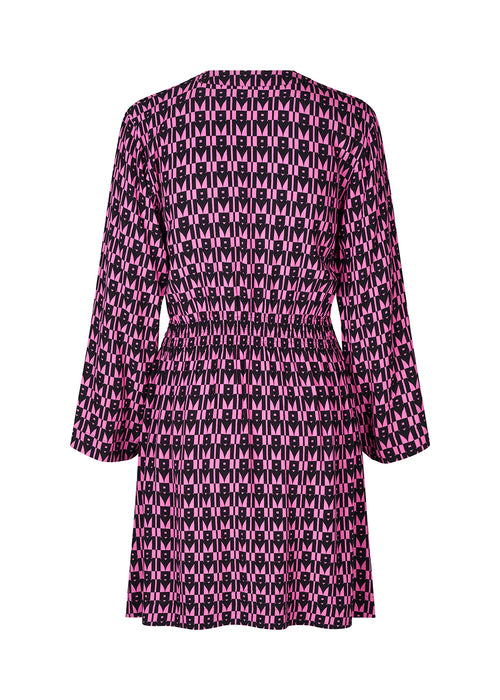 Kort kjole i farven: Graphic Heart Cosmos Pink, i mere ansvarlig kvalitet med print. BorysMD print dress har dyb v-udskæring med knaplukning fortil og smock-detalje ved taljen. Lange, brede ærmer.