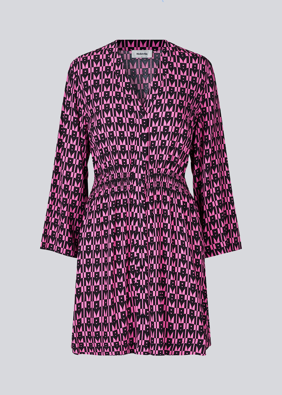 Kort kjole i farven: Graphic Heart Cosmos Pink, i mere ansvarlig kvalitet med print. BorysMD print dress har dyb v-udskæring med knaplukning fortil og smock-detalje ved taljen. Lange, brede ærmer.
