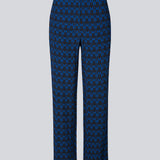 Bukser i blå print med lige, brede ben i en mere ansvarlig kvalitet. BorysMD print pants har en mellemhøj talje med knap og beklædt elastik bagpå. Skrå sidelommer og falske paspolerede baglommer.