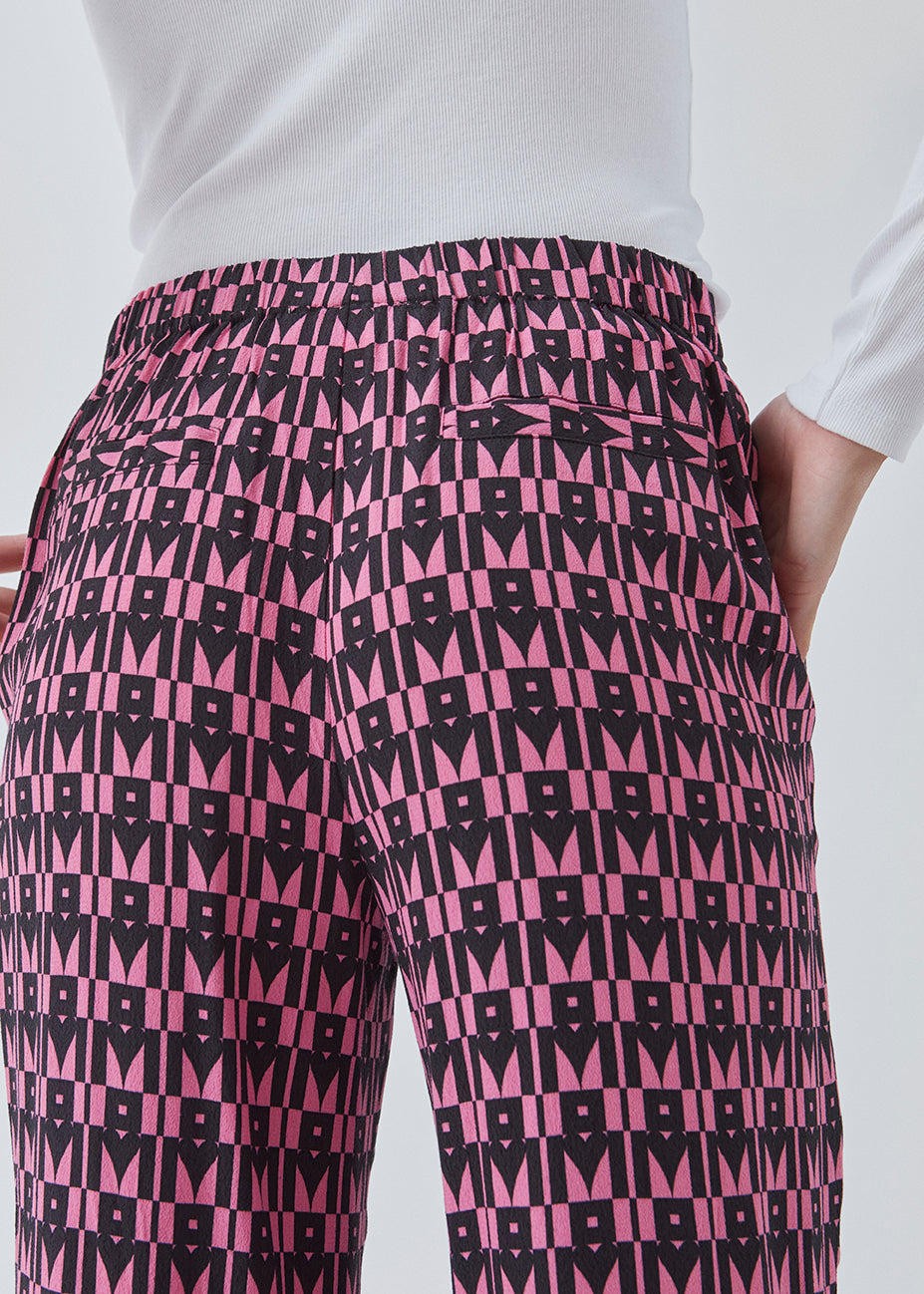 Bukser med lige, brede ben i en mere ansvarlig kvalitet. BorysMD print pants har en mellemhøj talje med knap og beklædt elastik bagpå. Skrå sidelommer og falske paspolerede baglommer.