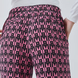 Bukser med lige, brede ben i en mere ansvarlig kvalitet. BorysMD print pants har en mellemhøj talje med knap og beklædt elastik bagpå. Skrå sidelommer og falske paspolerede baglommer.