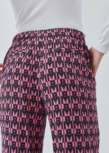 Bukser med lige, brede ben i en mere ansvarlig kvalitet. BorysMD print pants har en mellemhøj talje med knap og beklædt elastik bagpå. Skrå sidelommer og falske paspolerede baglommer.