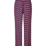 Bukser med lige, brede ben i en mere ansvarlig kvalitet. BorysMD print pants har en mellemhøj talje med knap og beklædt elastik bagpå. Skrå sidelommer og falske paspolerede baglommer.