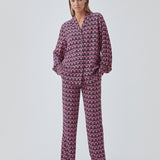 Bukser med lige, brede ben i en mere ansvarlig kvalitet. BorysMD print pants har en mellemhøj talje med knap og beklædt elastik bagpå. Skrå sidelommer og falske paspolerede baglommer.