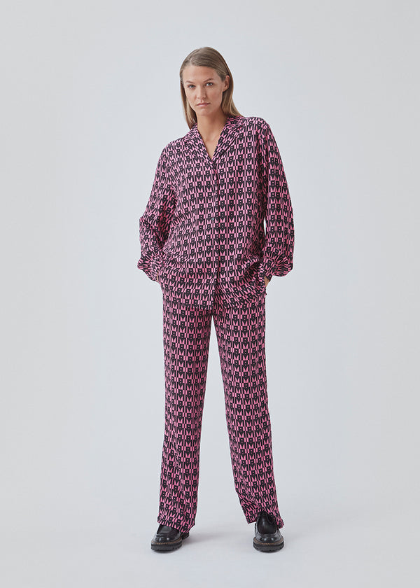 Skjorte i pyjamas-stil i en printet og mere ansvarlig kvalitet. BorysMD print shirt har krave og revers, knaplukning fortil og lange ballonærmer med manchet.