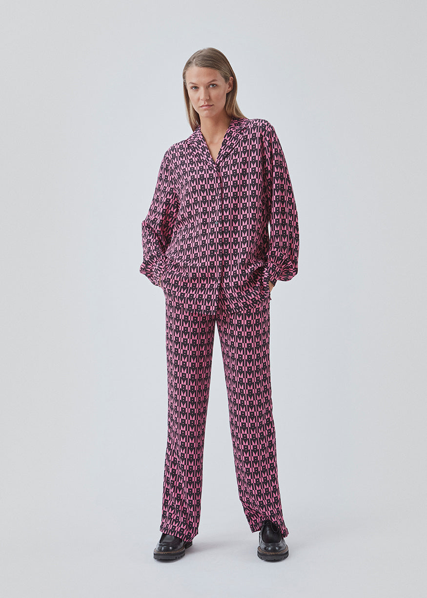 Bukser med lige, brede ben i en mere ansvarlig kvalitet. BorysMD print pants har en mellemhøj talje med knap og beklædt elastik bagpå. Skrå sidelommer og falske paspolerede baglommer.