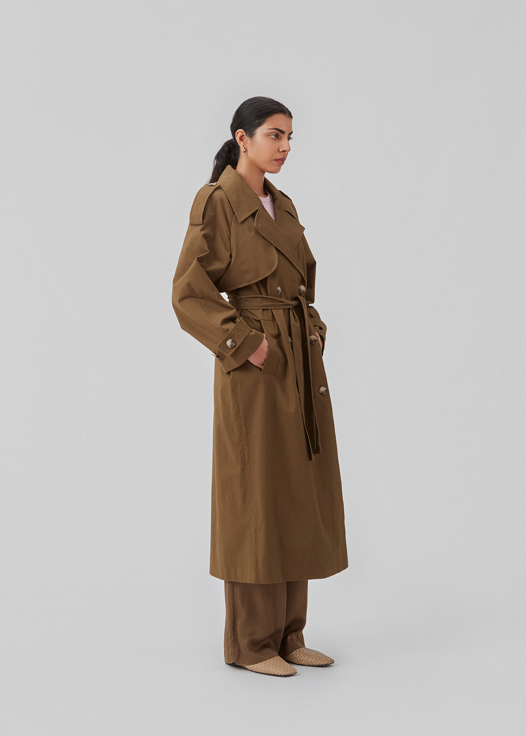 Dobbeltradet trenchcoat i mørkegrøn i vævet bomuldskvalitet. BrodaMD solid coat har krave, løst bærestykke foran og bindebælte i taljen. Pasformen er afslappet.
