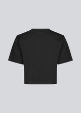 Cropped t-shirt i sort med rund hals og afslappet pasform. CadakMD crop t-shirt er fremstillet i en blød økologisk bomuld. Modellen er 177 cm og har en størrelse S/36 på.