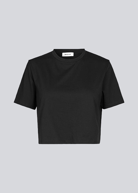 Cropped t-shirt i sort med rund hals og afslappet pasform. CadakMD crop t-shirt er fremstillet i en blød økologisk bomuld. Modellen er 177 cm og har en størrelse S/36 på.