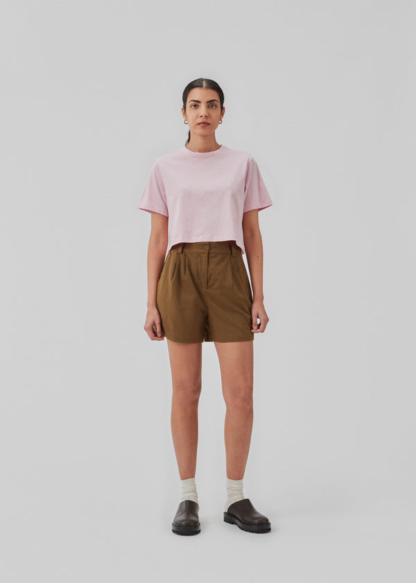 Cropped t-shirt lyserød med rund hals og afslappet pasform. CadakMD crop t-shirt er fremstillet i en blød økologisk bomuld. Modellen er 177 cm og har en størrelse S/36 på.