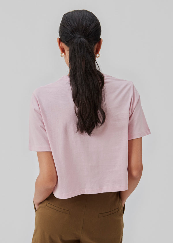Cropped t-shirt lyserød med rund hals og afslappet pasform. CadakMD crop t-shirt er fremstillet i en blød økologisk bomuld. Modellen er 177 cm og har en størrelse S/36 på.