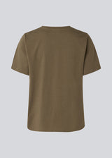 Blød t-shirt med rund hals i farven dark forest med korte ærmer med et afslappet fit og et lille broderet logo foran. CadakMD t-shirt er fremstillet i økologisk bomuld. Modellen er 177 cm og har en størrelse S/36 på.