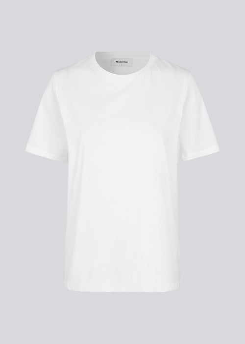 Blød, hvid t-shirt med rund hals og korte ærmer med et afslappet fit og et lille broderet logo foran. CadakMD t-shirt er fremstillet i økologisk bomuld.