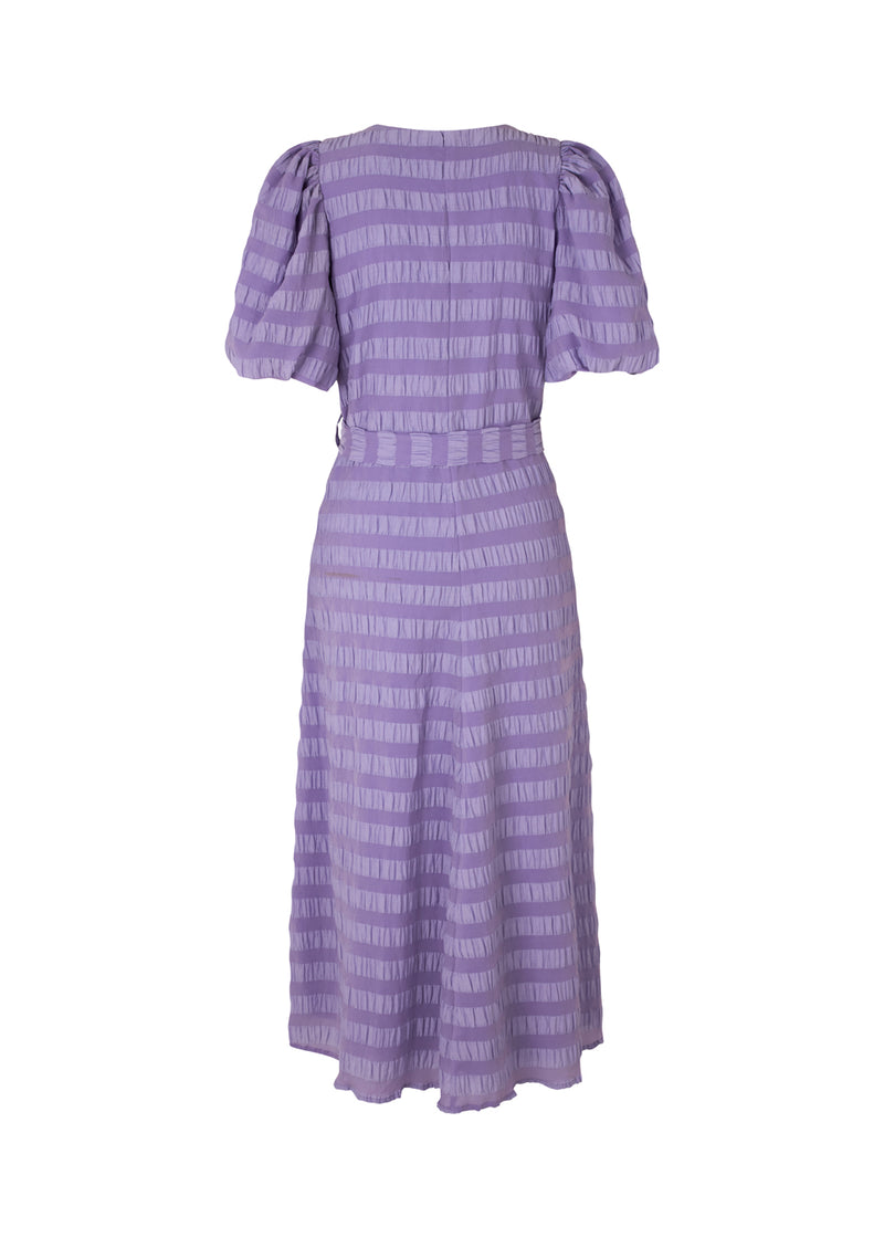 Lang kjole i struktureret stof. CalieMD dress har korte pufærmer, v-halsudskæring og bindebælte i taljen.  Modellen er 177 cm og har en størrelse S/36 på.