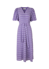 Lang kjole i struktureret stof. CalieMD dress har korte pufærmer, v-halsudskæring og bindebælte i taljen.  Modellen er 177 cm og har en størrelse S/36 på.