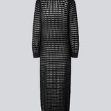 Hulstrikket maxi kjole i økologisk bomuld. CamdenMD dress har en afslappet pasform med lange ærmer og rund hals med ribstrikkede kanter.  Modellen er 177 cm og har en størrelse S/36 på.