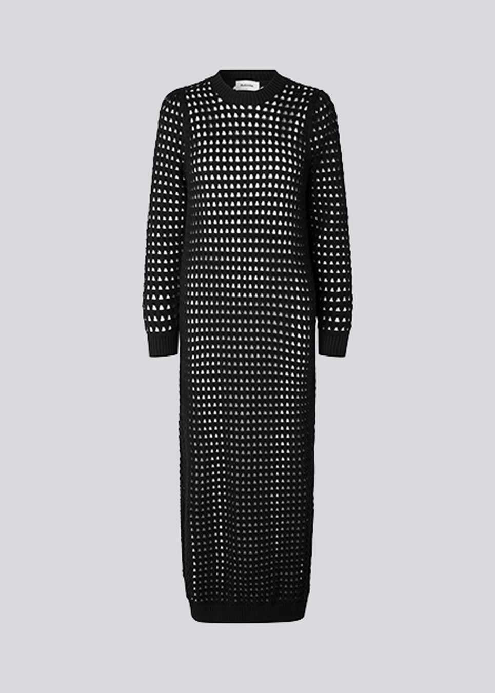 Hulstrikket maxi kjole i økologisk bomuld. CamdenMD dress har en afslappet pasform med lange ærmer og rund hals med ribstrikkede kanter.  Modellen er 177 cm og har en størrelse S/36 på.