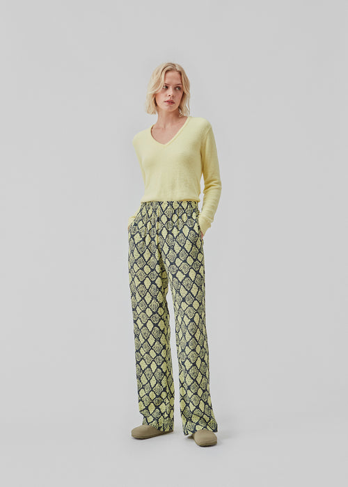 Fin gul strik med v-udskæring i halsen og lange ærmer. CammyMD v-neck er en pullover med et mere tætsiddende fit.  Materiale: 100% Polyamid
