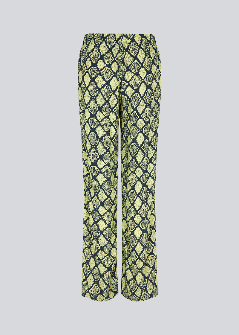 Bukser med lige ben og mellemhøj talje med beklædt elastik for ekstra komfort. CamilaMD print pants er i en slangeprintet EcoVero viskose.  Modellen er 177 cm og har en størrelse S/36 på.