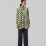 Afslappet, lang skjorte med løs pasform i slangeprint. CamilaMD print shirt har lange ærmer med manchet, krave og knapper foran.