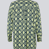 Afslappet, lang skjorte med løs pasform i slangeprint. CamilaMD print shirt har lange ærmer med manchet, krave og knapper foran. Modellen er 177 cm og har en størrelse S/36 på.