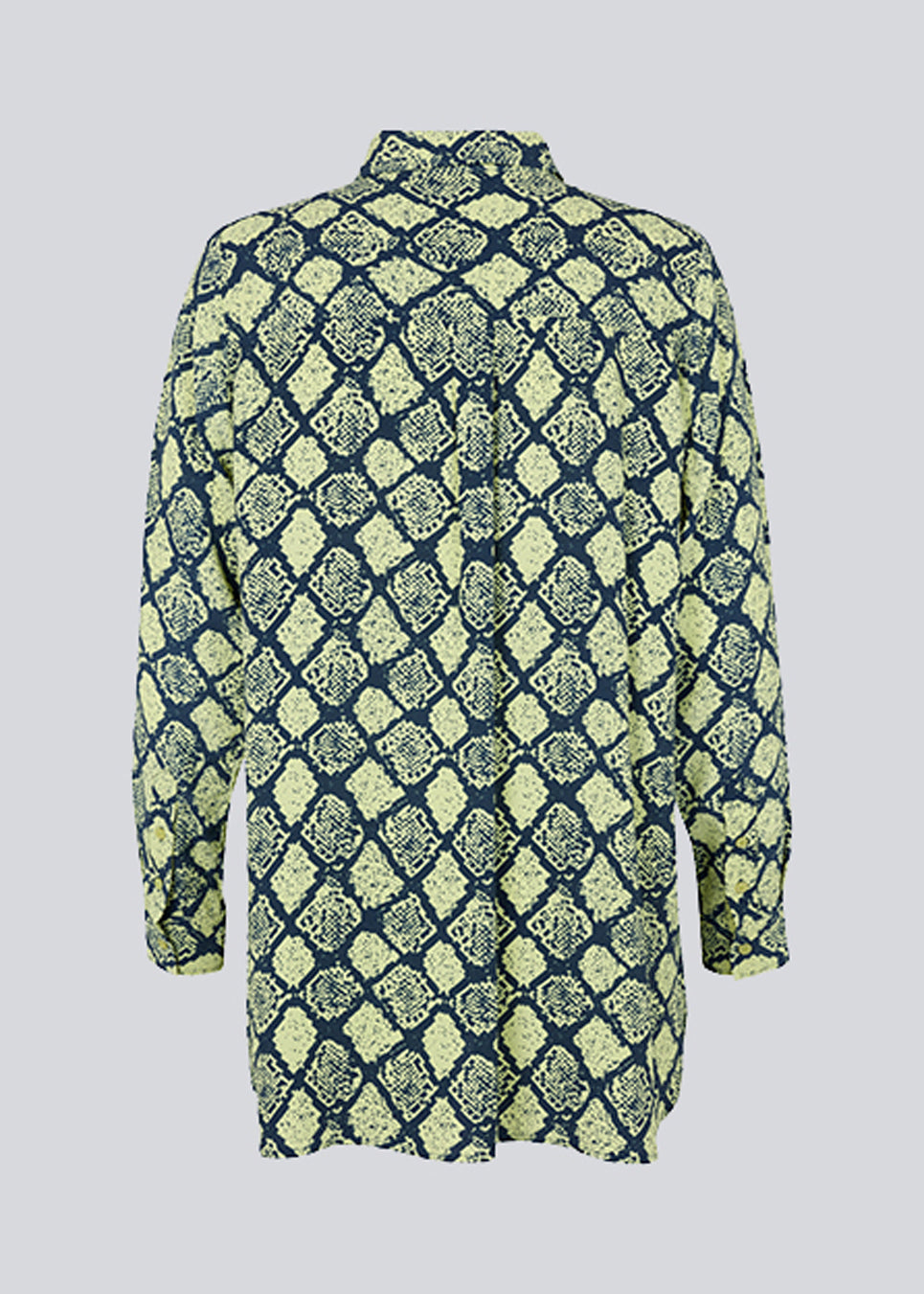 Afslappet, lang skjorte med løs pasform i slangeprint. CamilaMD print shirt har lange ærmer med manchet, krave og knapper foran. Modellen er 177 cm og har en størrelse S/36 på.