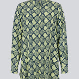 Afslappet, lang skjorte med løs pasform i slangeprint. CamilaMD print shirt har lange ærmer med manchet, krave og knapper foran. Modellen er 177 cm og har en størrelse S/36 på.