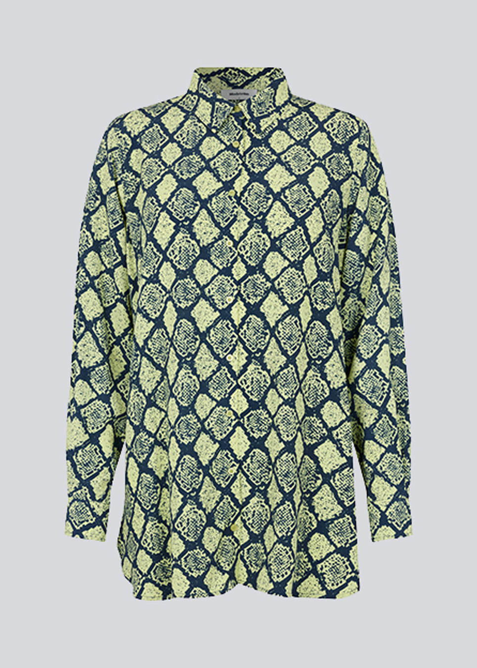 Afslappet, lang skjorte med løs pasform i slangeprint. CamilaMD print shirt har lange ærmer med manchet, krave og knapper foran. Modellen er 177 cm og har en størrelse S/36 på.