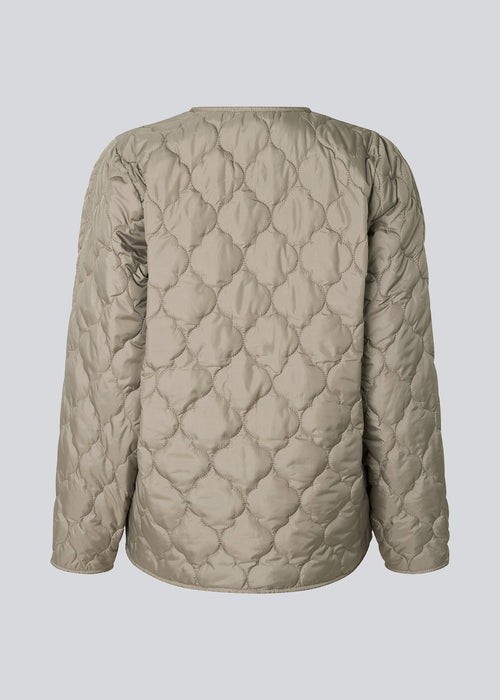 Let vatteret beige jakke af genanvendt nylon med quiltede sømme. CappelMD jacket har en afslappet pasform med v-hals, lange ærmer og trykknapper fortil.