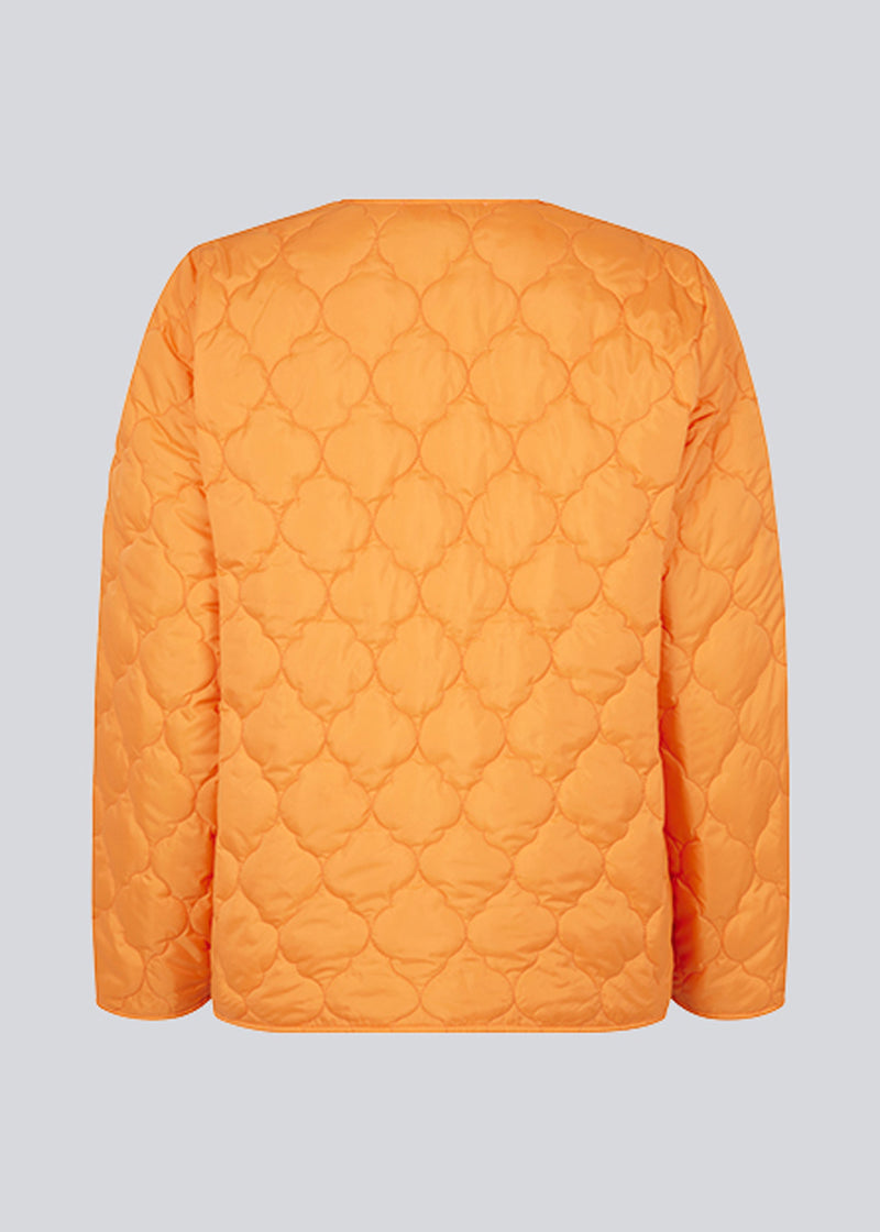 Let vatteret orange jakke af genanvendt nylon med quiltede sømme. CappelMD jacket har en afslappet pasform med v-hals, lange ærmer og trykknapper fortil.