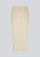 Kabelstrikket nederdel i midi-længde med slids foran. CarltonMD skirt har en tætsiddende pasform og mellem høj talje med beklædt elastik. Modellen er 177 cm og har en størrelse S/36 på.  Shop matchende top: CarltonMD top.